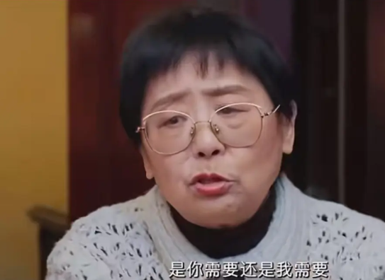 黄圣依在与杨子的婚姻中选择忍耐，并非毫无缘由。她亲妈的说话方式，那种数落教训的口