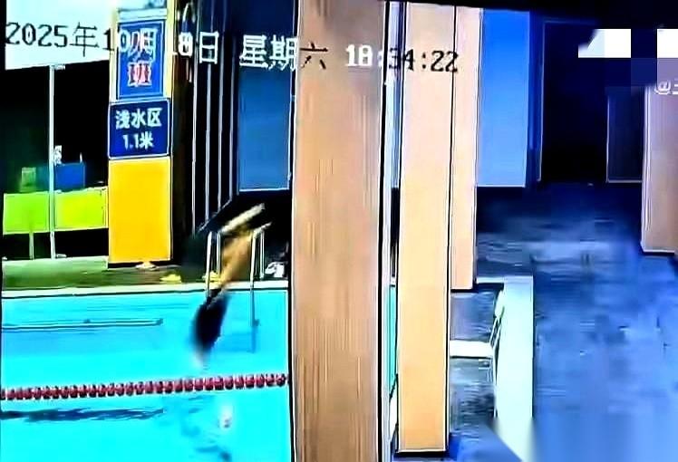 1.1米深的浅水区,一个36岁的体育老师,教7岁的女儿跳水。他跳下去,然后就脸