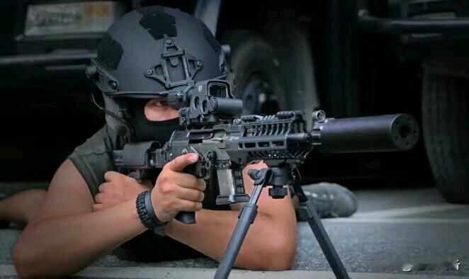 它是一支具有中国特色的冲锋枪，且保持几十年独树一帜！如果非要找