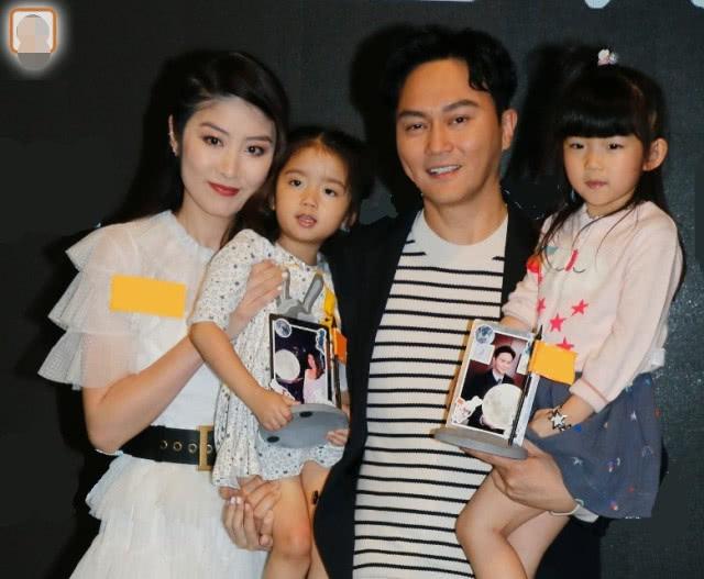 男张智霖，女陈慧琳，他们都是冻龄的典范，他们一个一直美一个一直帅，岁月对他们挺温