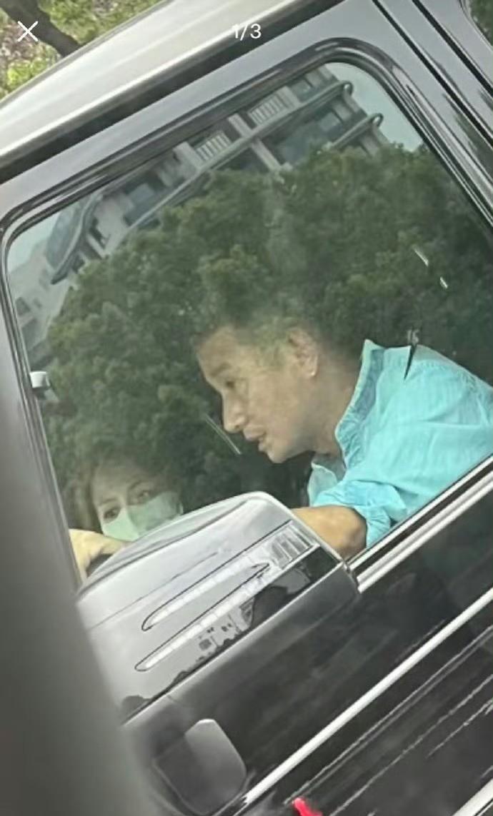 文章副驾驶坐的谁？真的是姚笛吗？有网友在上海偶遇文章开着奔驰大G出街，结果眼尖的