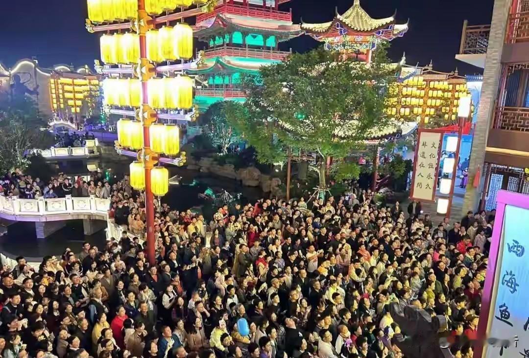 2026-05-07，杭州，西湖边的茶座坐满了金发碧眼的游客，隔壁桌一位大爷正用