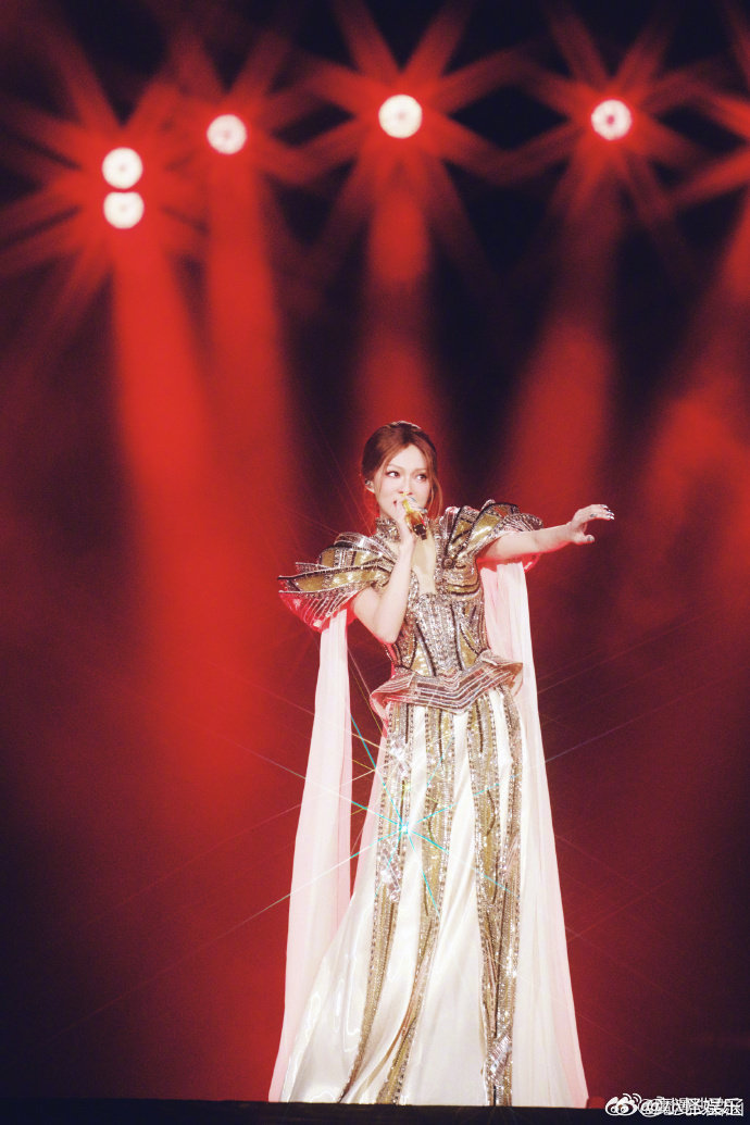 张韶涵这15S是我能听的吗这波必须封神！张韶涵《大小孩》15S预告，穿透灵魂的