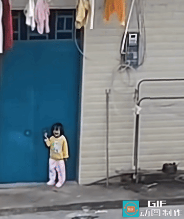 “隔代亲”从来不是甩锅育儿的挡箭牌！广西那个被奶奶多次关在门外的小女孩，光着脚攥