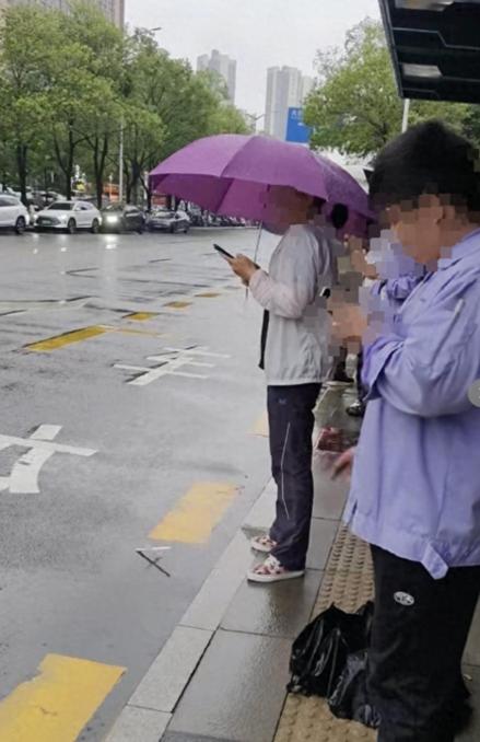 4月25日报道，广东深圳，女子在公交站等着，看到身边一男子吸烟，她劝男子将烟灭掉