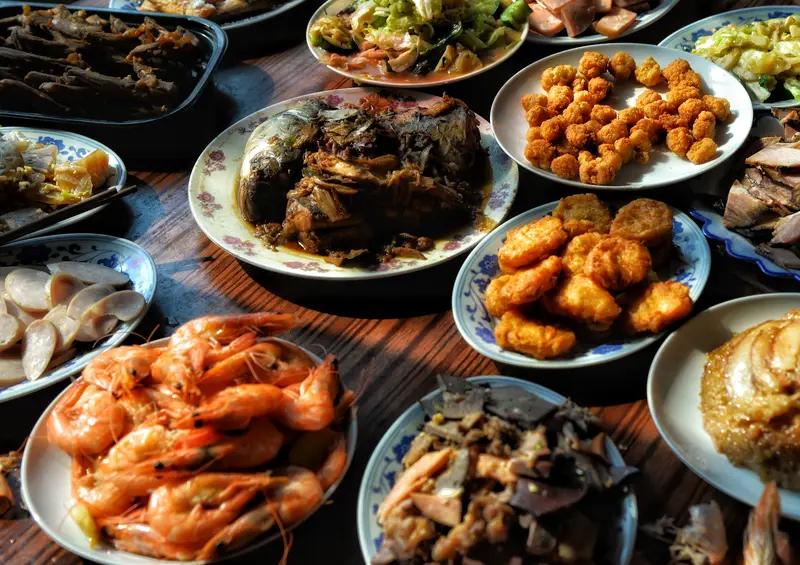 00后的年夜饭真是越来越新了！今年春节厨房没了往日的忙碌，取而代之的是预制菜包装