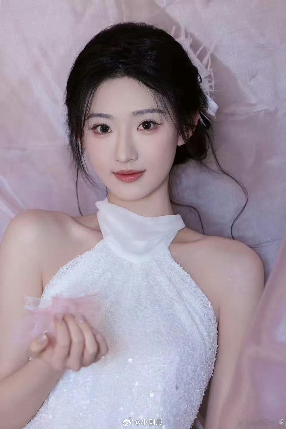 天塌了有杨雨潼顶着 天塌了有杨雨潼顶着真没错！高妹全是腿，想靠她身上～今天白裙闪