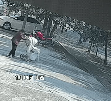 你敢把孩子交给这样的老人带吗？正推着一辆婴儿车的老人，不知道是看到地上有什么东西