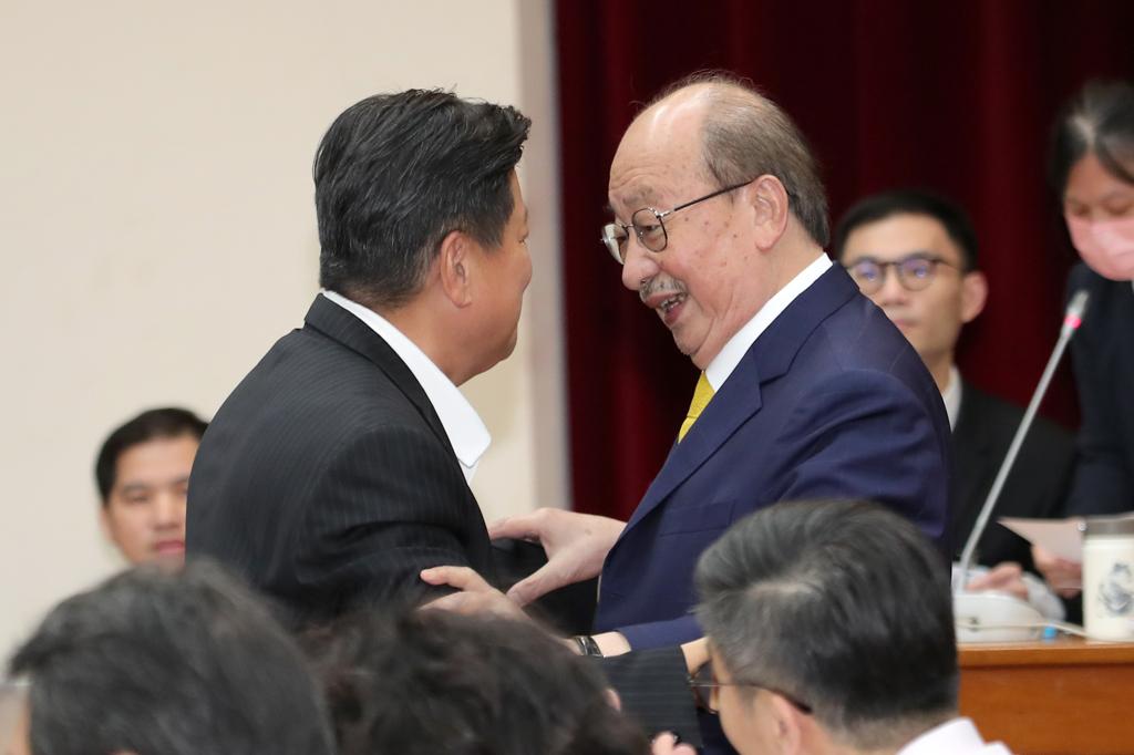 823大罢免落幕后，理发院朝野党团25日中午首度同场，在委员会会议上出现一段轻松