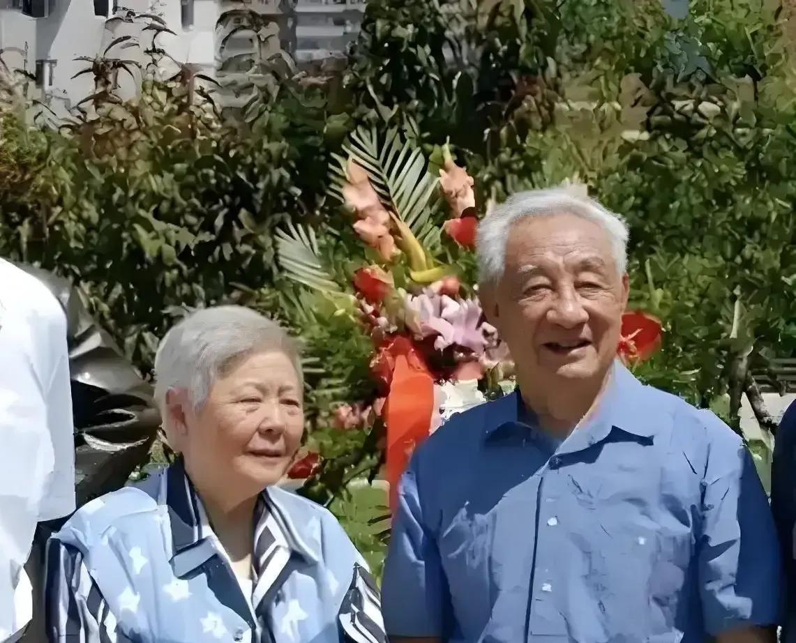 这张合影，定格了邹家华与叶楚梅两位革命伴侣的最后笑容！穿越抗日烽火的新四军勇士，