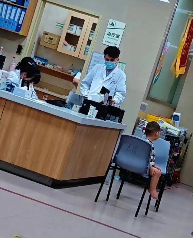 人间有多苦看看温州两岁童！2岁男童伴妈妈遗体数日，想想都是眼泪，数日里就没有亲属