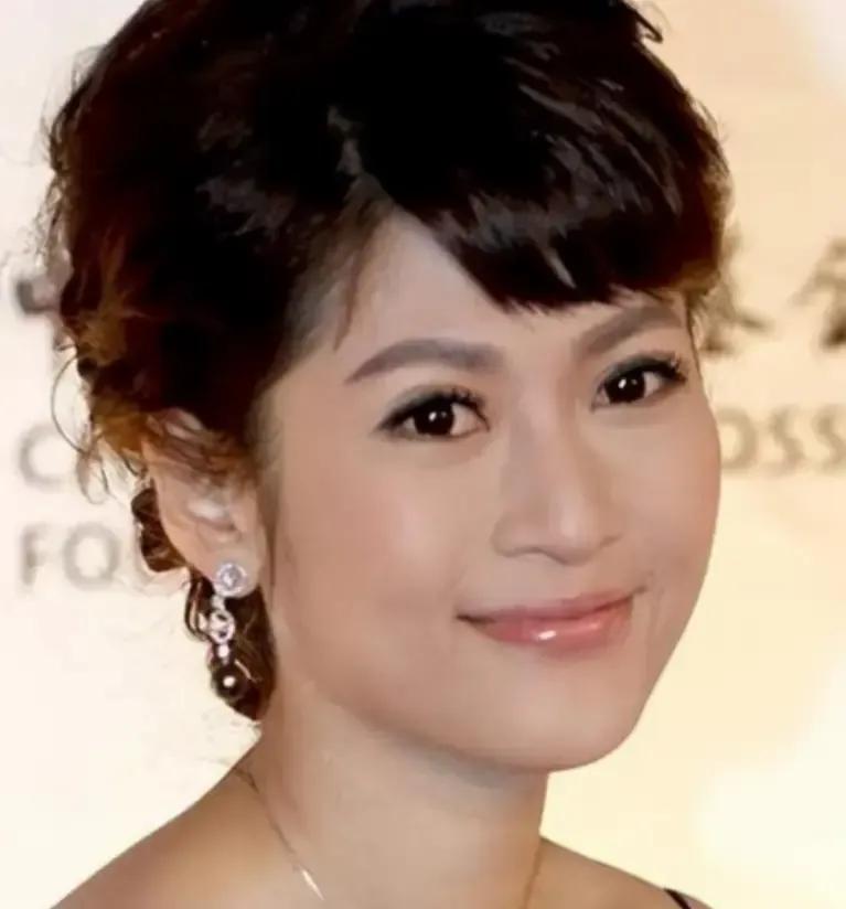 冯小刚深夜被拍到钻进沈星公寓，第二天一早才溜出来，照片清清楚楚。那会儿他刚靠几