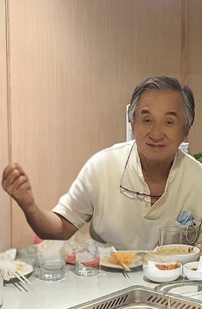 心酸，成龙咋这样了！上了年纪果然一天一个样​​​