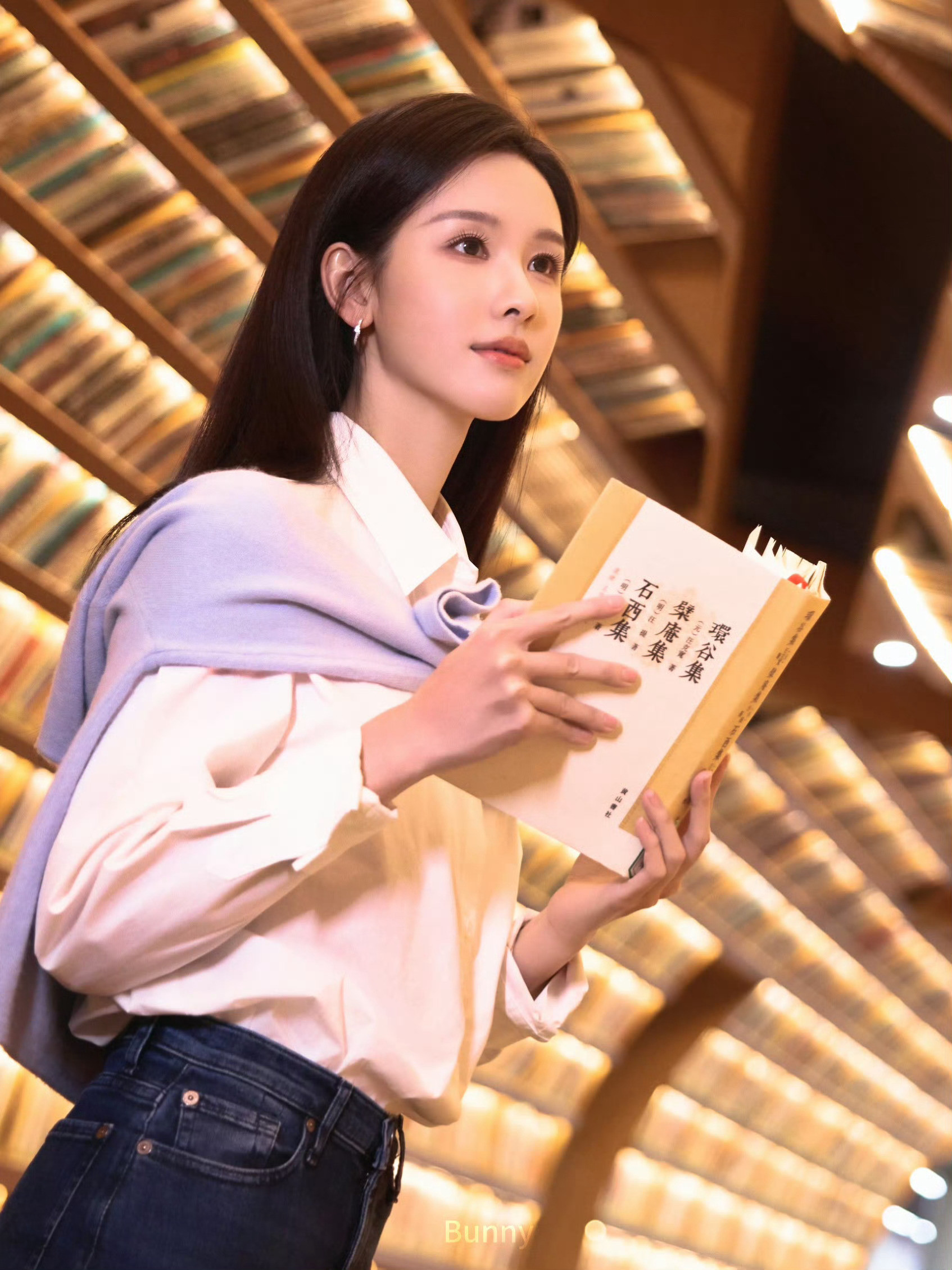 陈都灵完全校园学姐校服、高马尾、笑起来眼睛弯成月牙——陈都灵往那儿一站，就是学