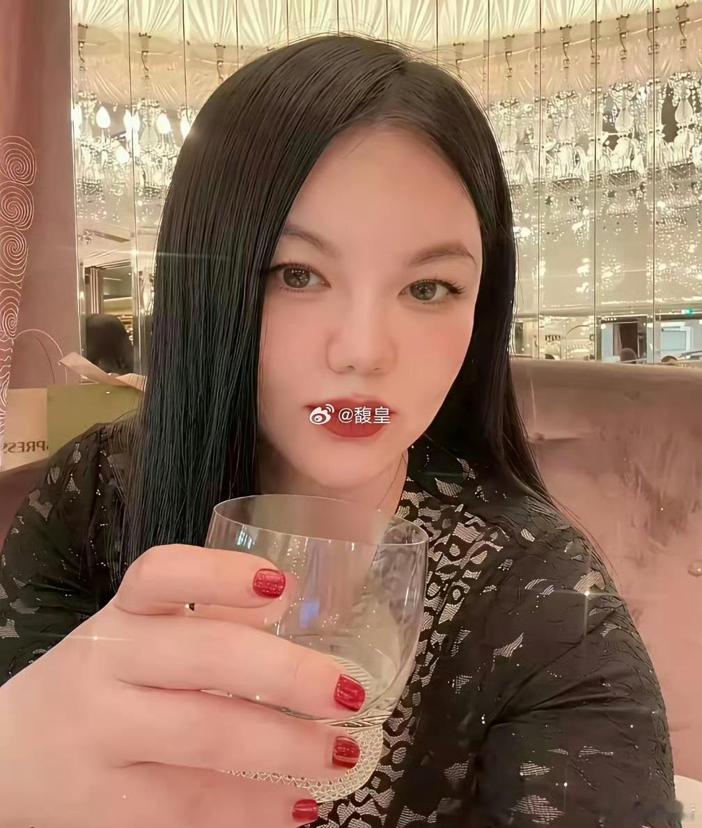李湘连掌纹都打上码了！果然有钱人在意的东西就是多。​​​