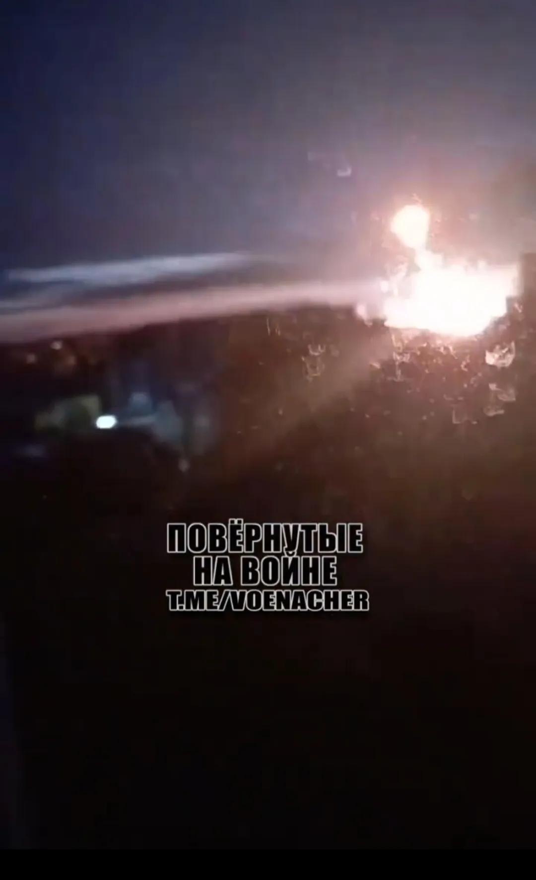 俄军Kh-101空射巡航导弹命中乌克兰西部切尔尼夫策地面目标后，集束战斗部爆炸，
