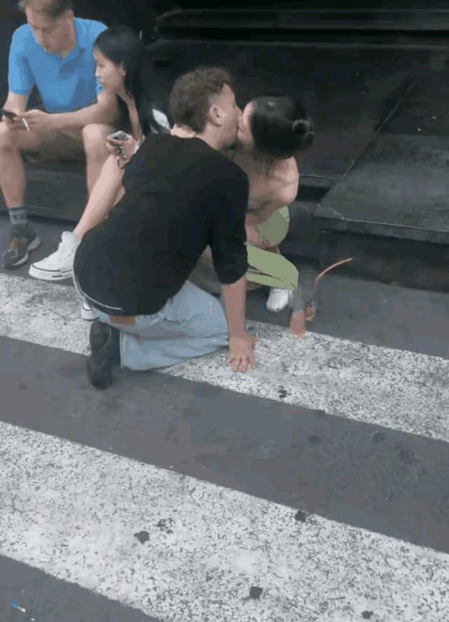 两个越南小姐姐正和她们两个洋人男友蹲在街头秀恩爱。她们像欧美女生一样奔放热辣，