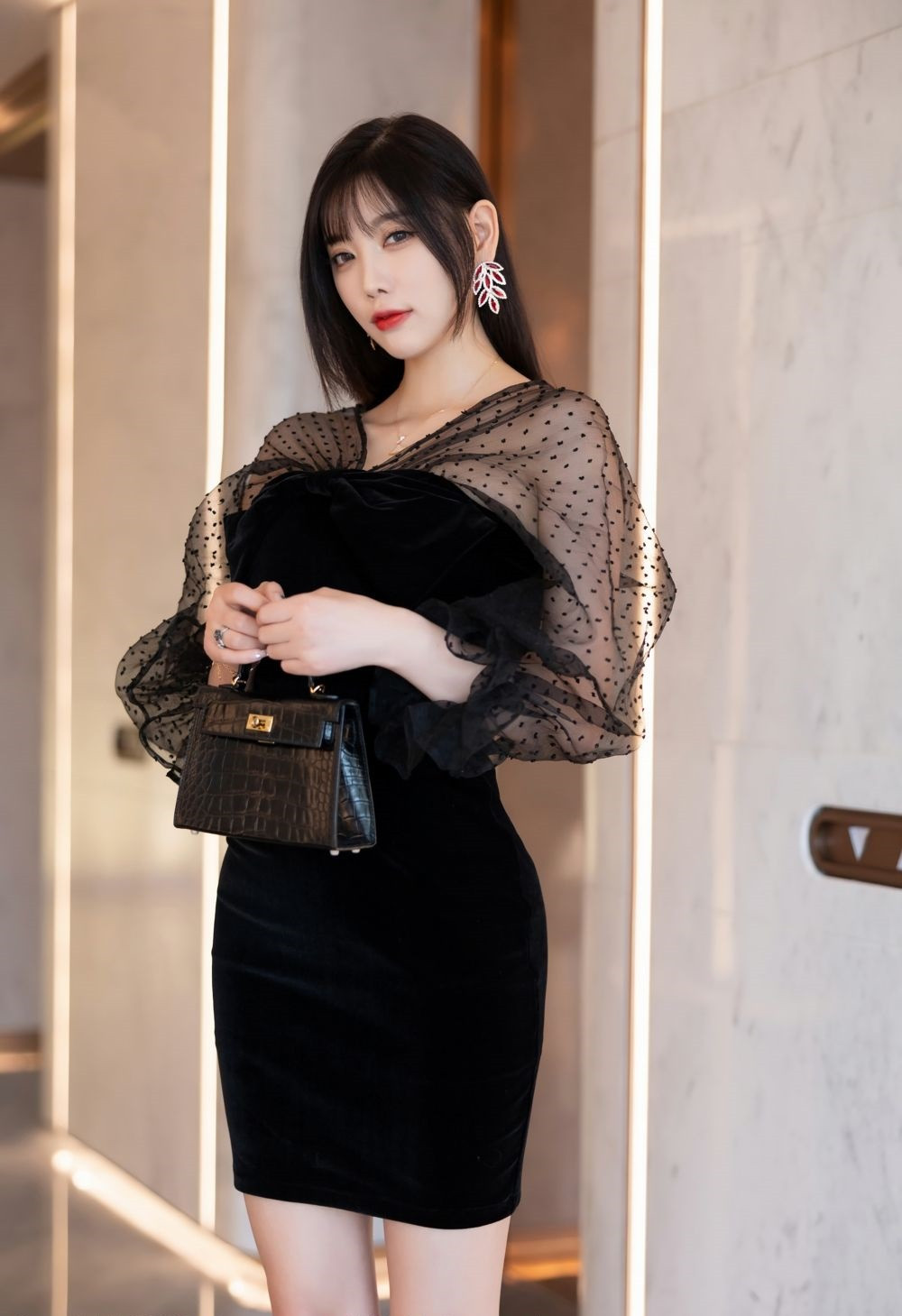 美女贵妇范穿搭，性感黑色轻透连衣短裙搭配性感原色丝袜，完美绝伦的身段一览无余