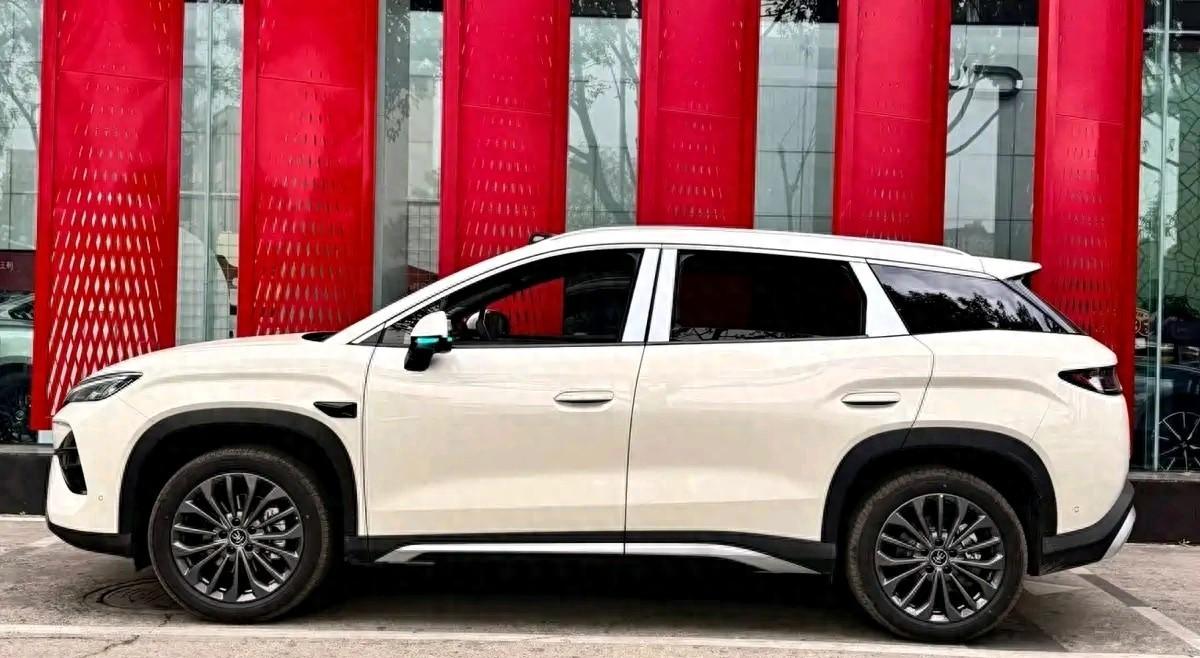 刚提宋UltraEV那几天，我走路都带风。结果朋友一句话给我整不会了：“18万