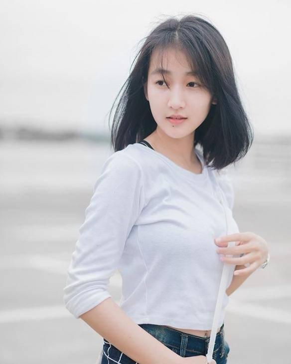 大学女生哭诉：父母每月给1500够吃吗？网友炸锅了！真相让人心碎哎，看到这位