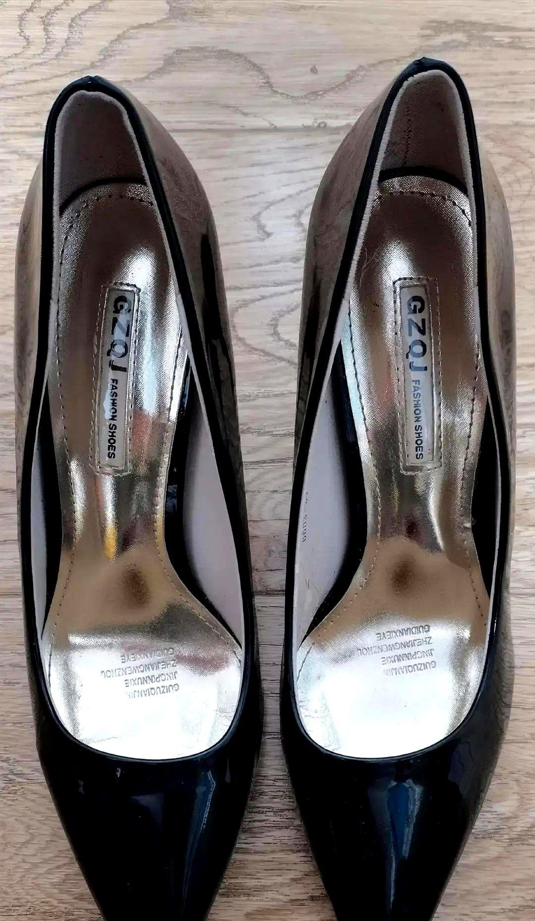 俞飞鸿那段红毯慢动作，又被翻出来了！全网都在跟风“大女主走路”，核心装备就是