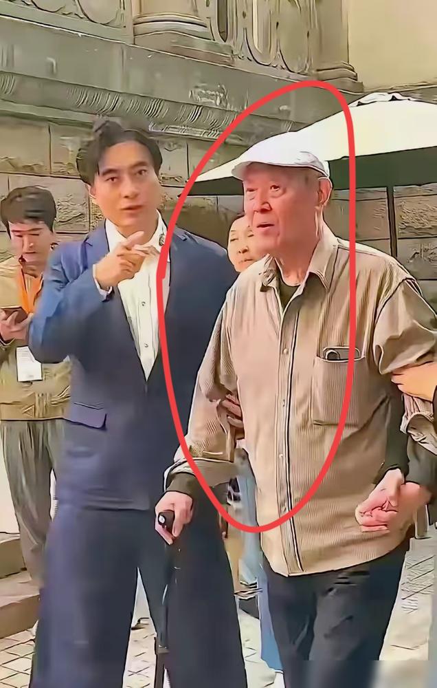 别看这老头现在拄着拐走不稳，当年他那对拳头，35秒就把日本拳王打得当场挺了尸。