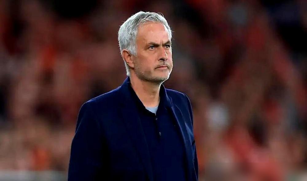 8000万欧买个31岁老将，16场只进2球，穆里尼奥居然还敢在发布会上拍桌子要人