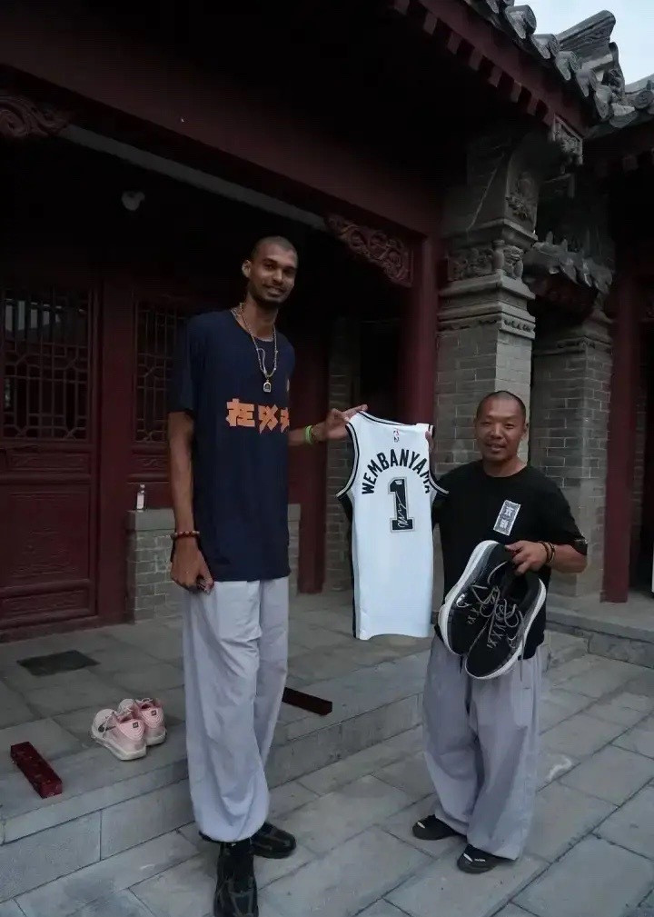 文班亚马在少林寺修行时的恩师“延安”真是太会来事了！当马刺在西部决赛以4：3淘汰