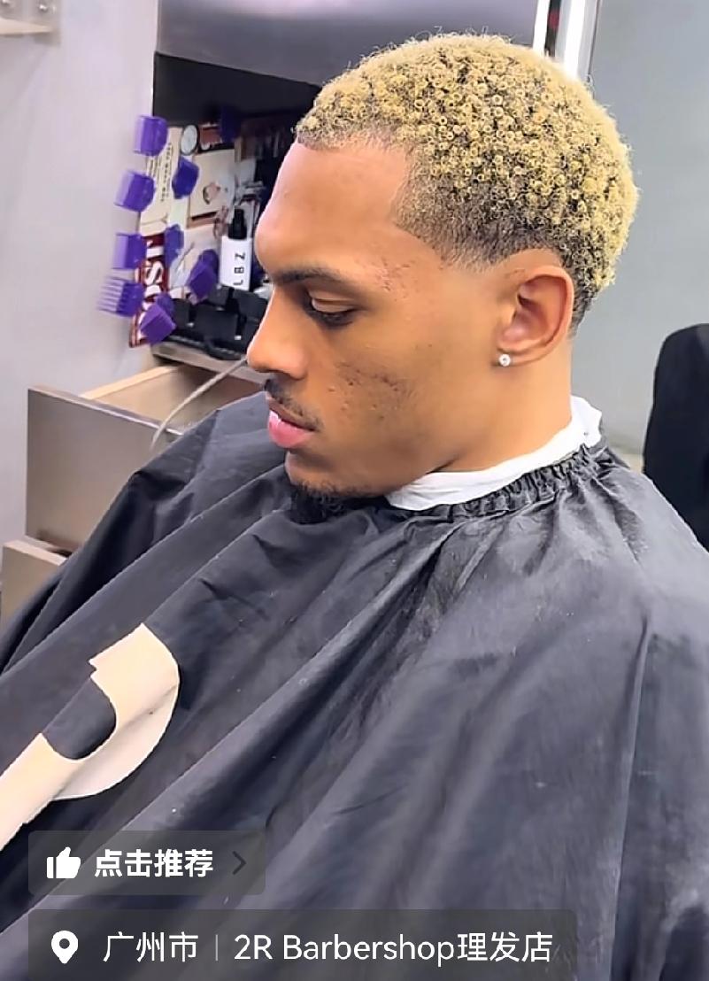 贝兹利最恋旧，理发都回到上赛季旧地，他其实也契合现在的宏远贝兹利赢龙狮，他8