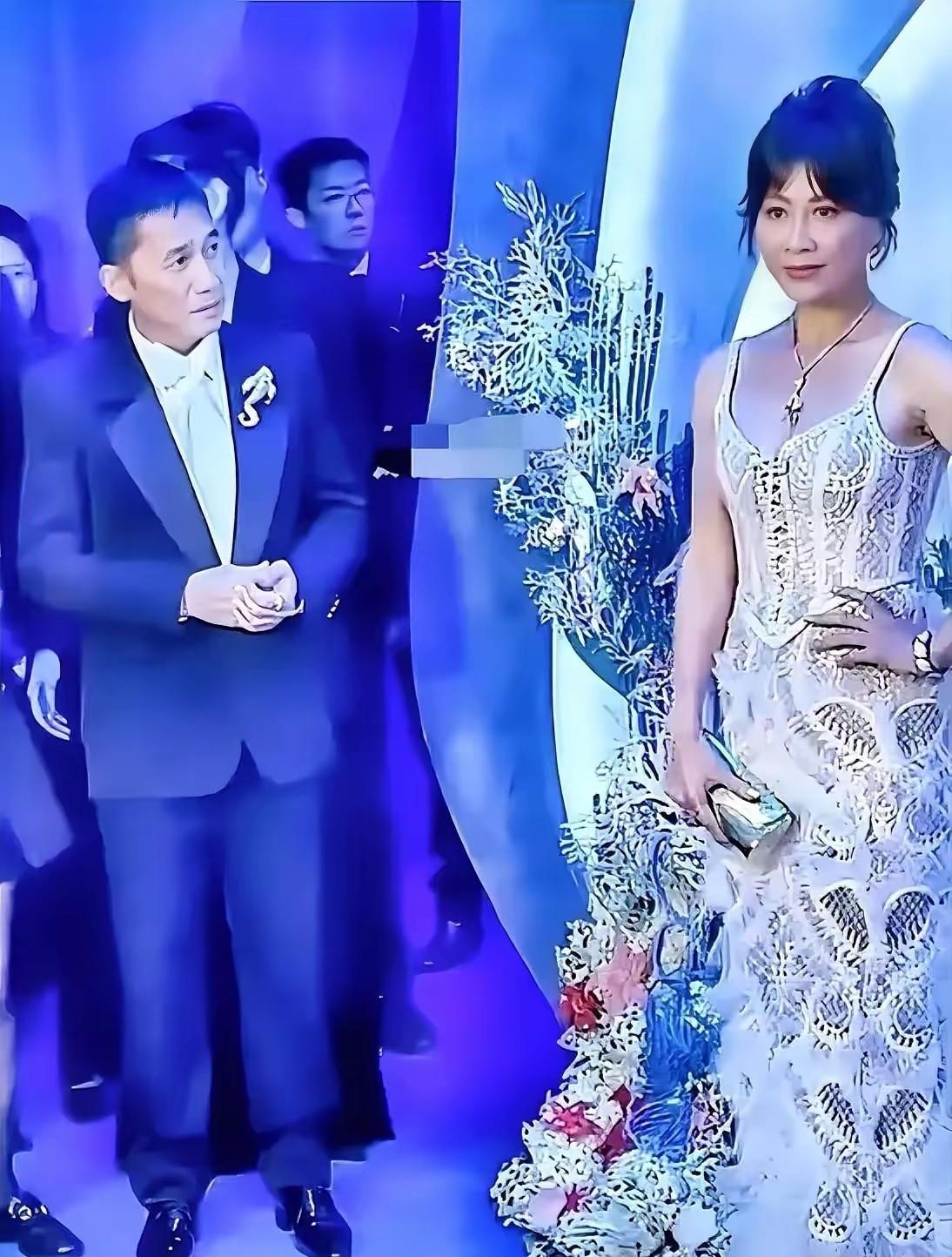 梁朝伟看刘嘉玲的表情，像是在欣赏一件艺术品？梁朝伟好惊讶的样子看着老婆刘嘉玲，谁