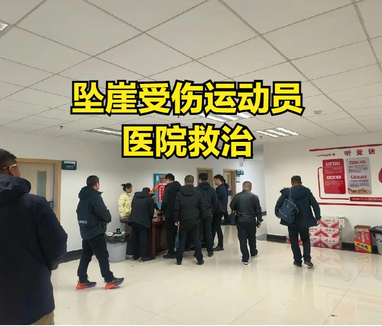 新化坠崖受伤消防员，在当地人民医院的一位网友透露，人在救治，怕要截肢，正想办法保