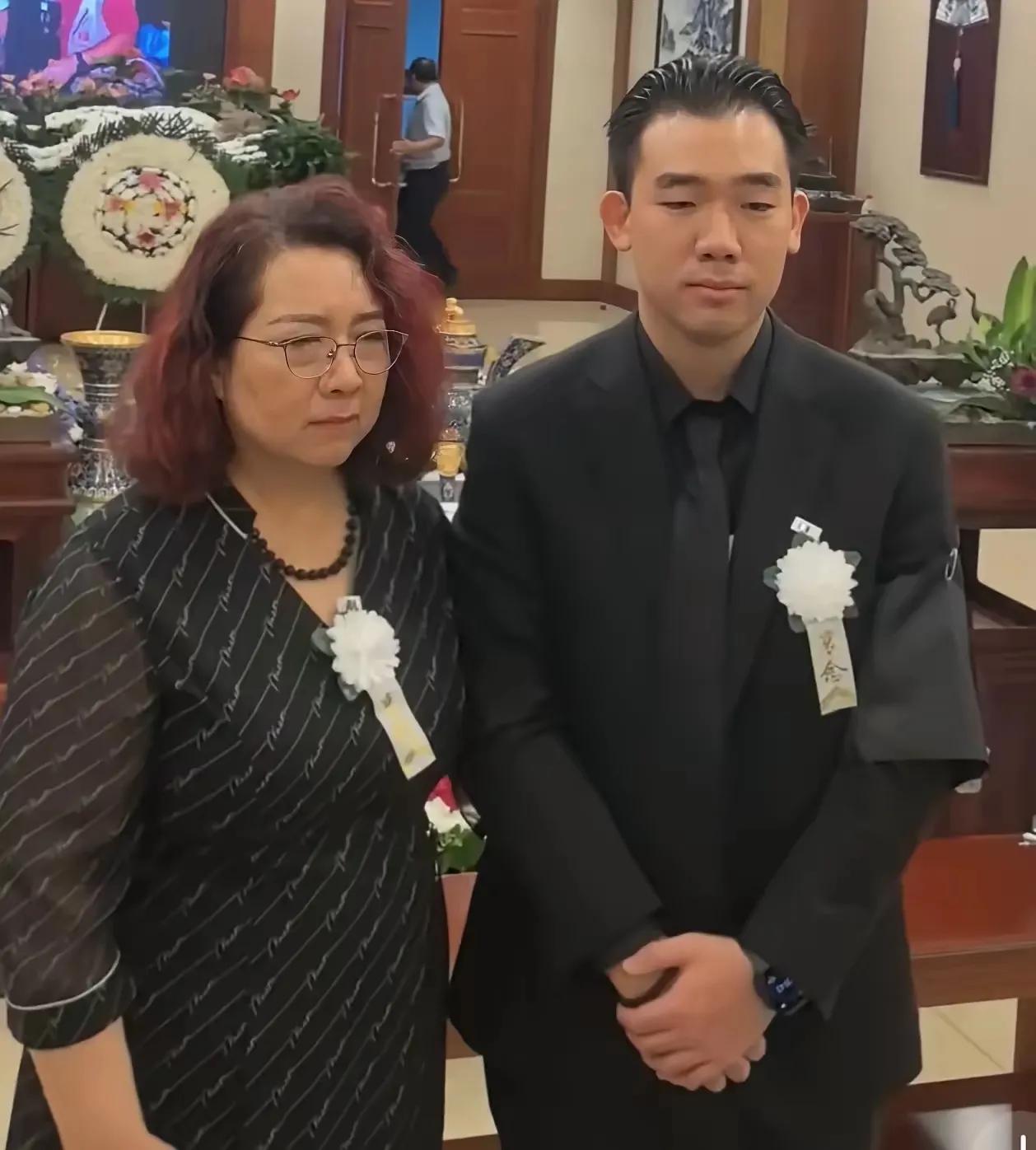 唐师曾儿子在父亲送别仪式上露面，不能不说，简直就是父亲的饼印，和八九十年代时的唐