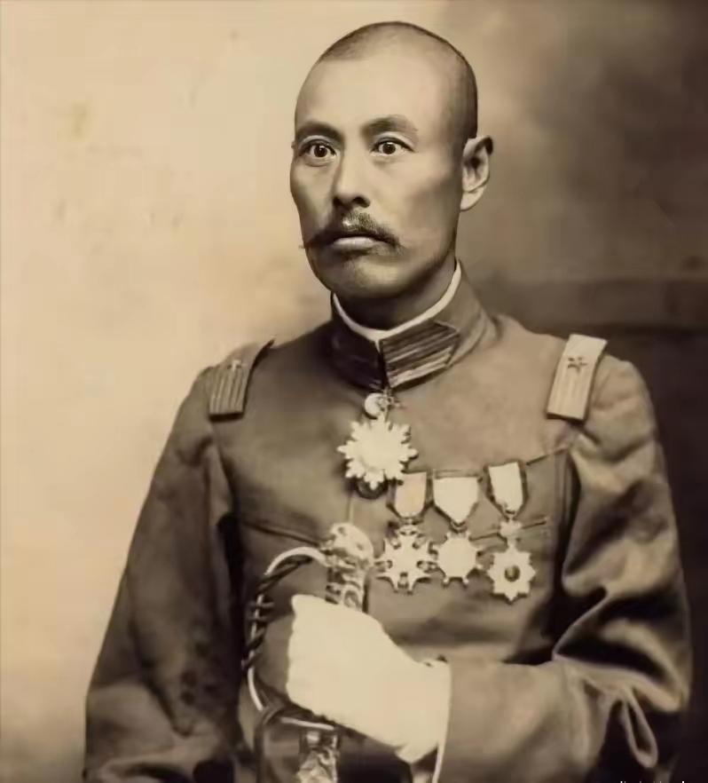 1927年6月，吴佩孚在往四川逃难的路上，遇上了土匪打劫，他的秘书长张其锽当场被