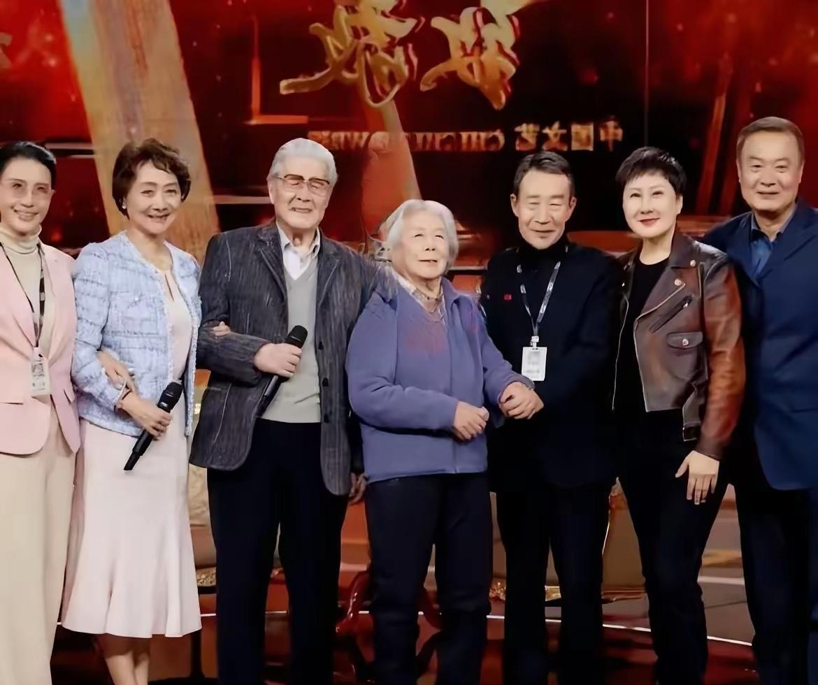 仔细看了这张照片，照片上的演员，好像是参演电视剧《渴望》的演员，拍摄《渴望》时，