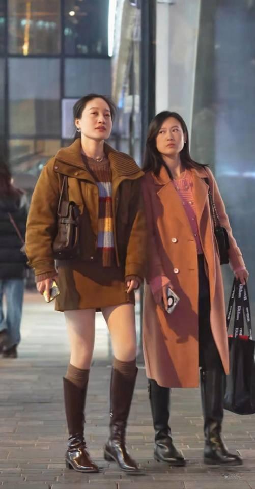 这对闺蜜的穿搭展现了时尚与个性的完美结合。既和谐又各有亮点。左边的女士穿着一