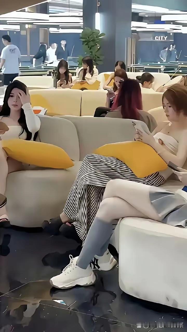 这是把夜总会搬到台球厅了吧，上次路过一个台球厅，进去一看装修的富丽堂皇，休息区还