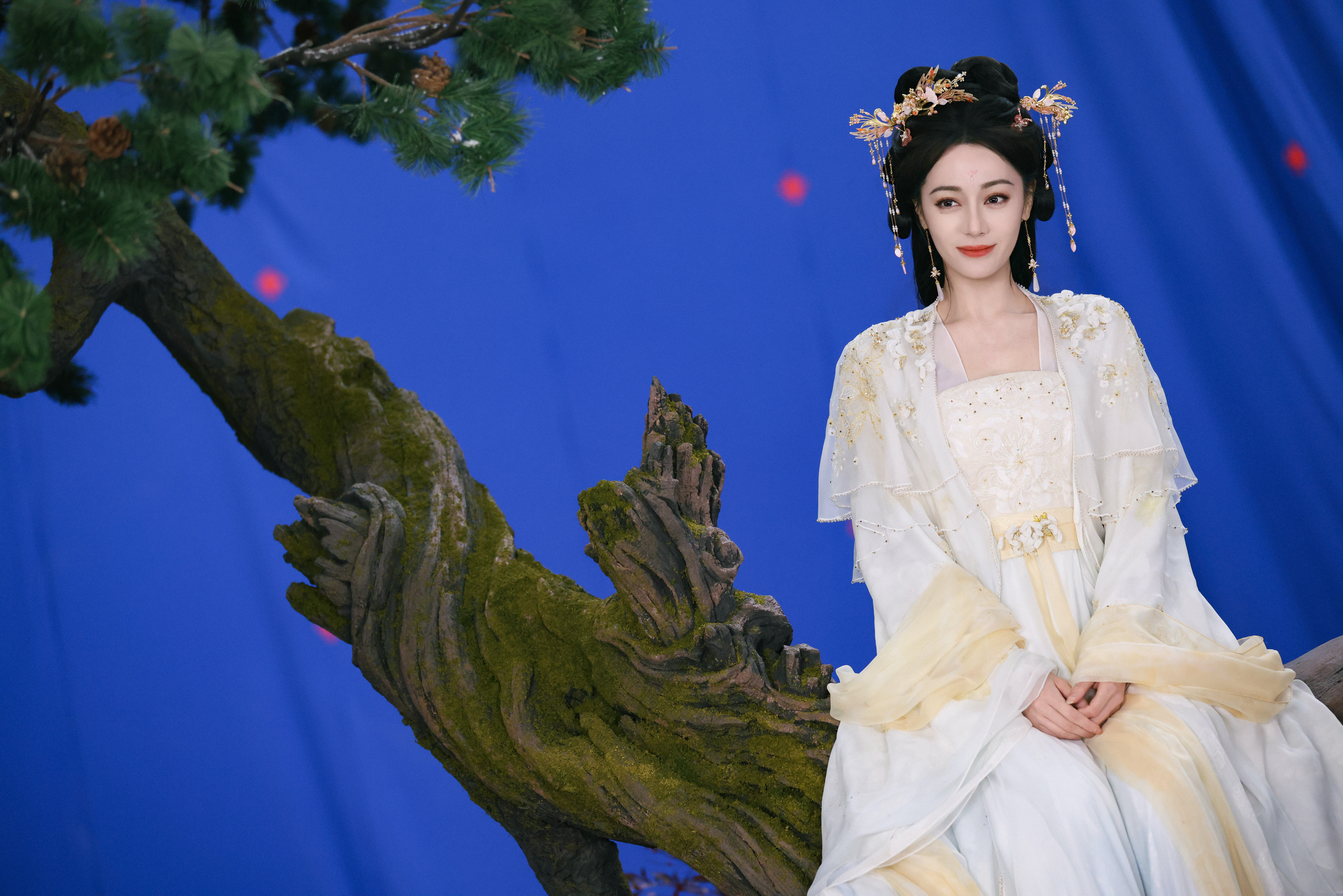 迪丽热巴🤍贺思慕的五感体验卡白衣翩然入世，闲观人间盛景🏮贺思慕赏南都竞逐，品