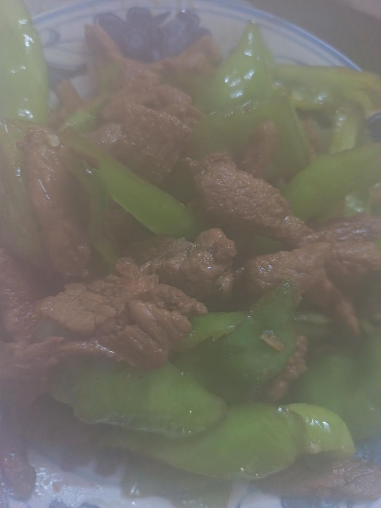 母子俩的晚餐，酸菜蛋炒饭，辣椒炒肉，简单，温馨！！[呲牙笑]
