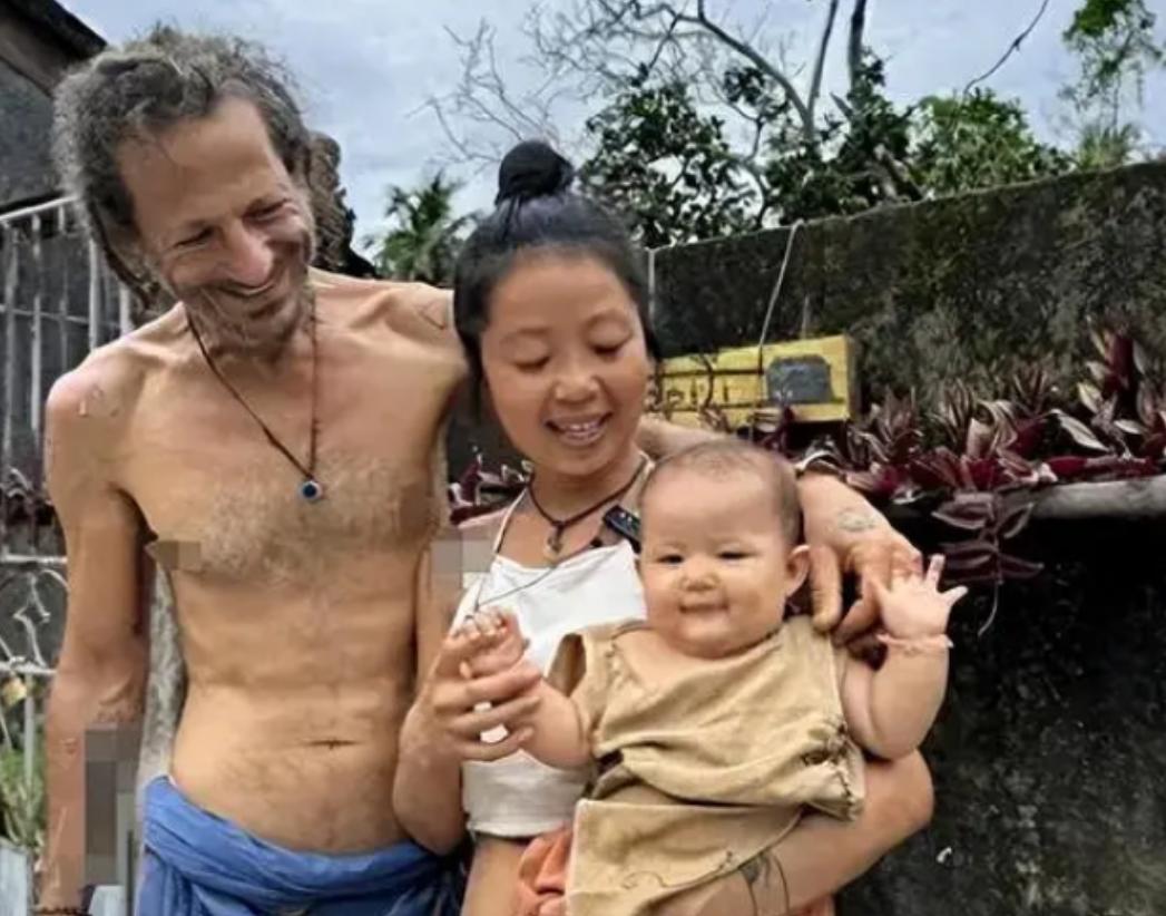 女子嫁给外国男人隐居农村！不用手纸不穿衣服，靠捐赠养儿惹争议海南文昌的一个小山
