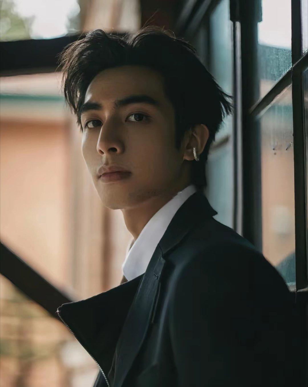 宋威龙这运气真是没谁了！签给于正本来指望爆红，结果《凤求凰》被骂造型丑，CP也炒