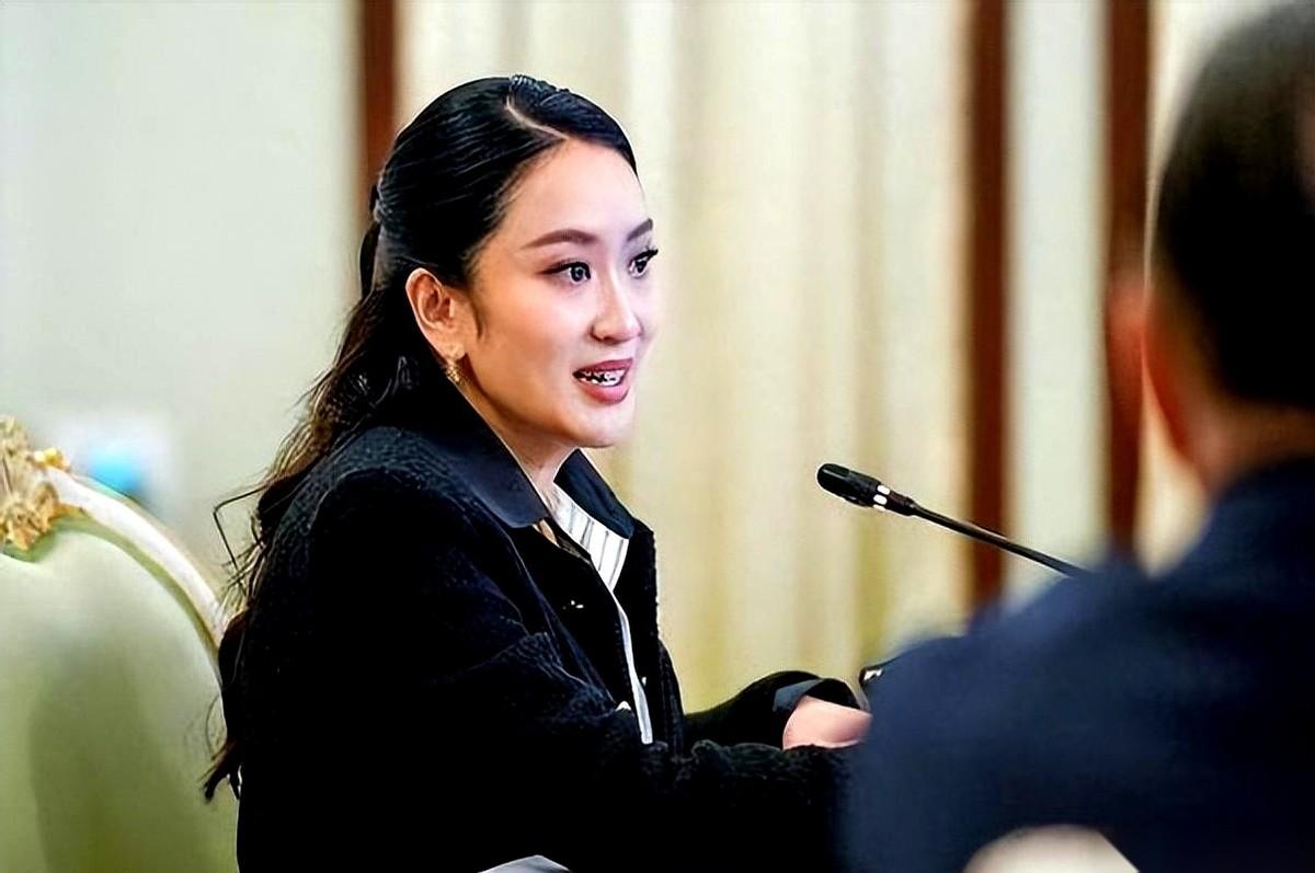 35岁，上市公司副总裁。还是国资系的。我默默关掉手机，看了看身边还在扯皮的同