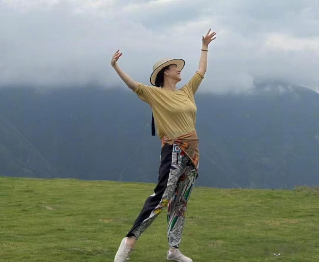 林青霞分享户外爬山日常，身姿悠然惬意满满，画面里尽显轻松愉悦的好心情。