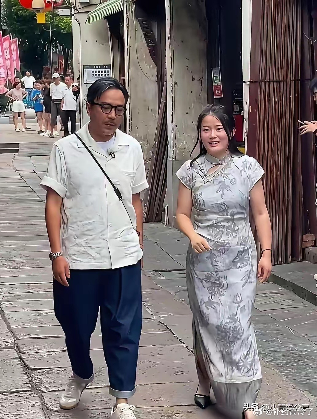岁月不饶人啊，这可是当年的男神，如今变得油腻了