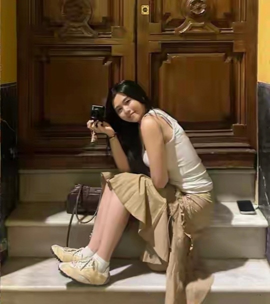 邱淑贞二女儿瘦身成功，立体的五官和眉眼神态完美复制妈妈