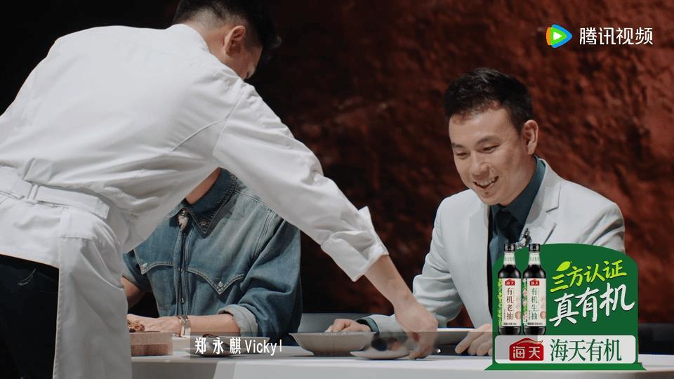 谢霆锋痛失表情管理赵勇负责端出果冻熊，谢霆锋负责贡献震惊表情，这个搭配莫名好笑