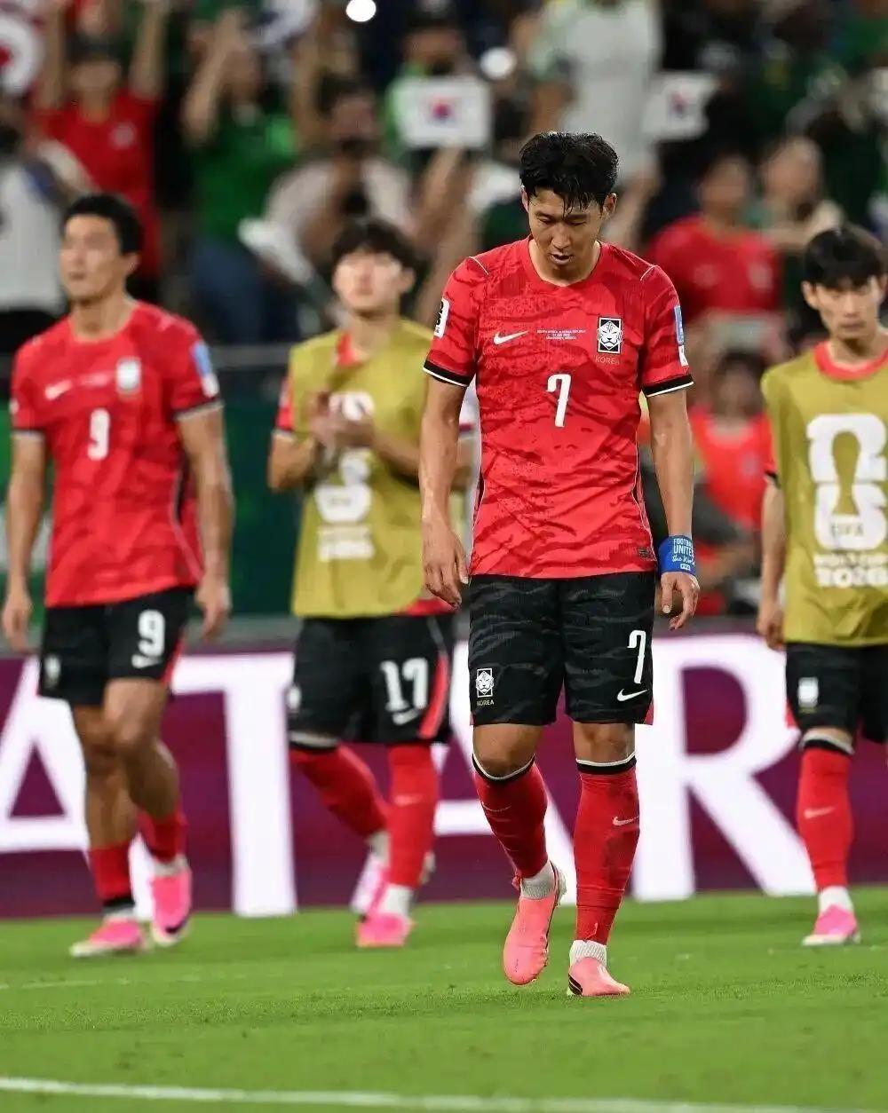 仅8名球员回国！韩国总统亲自道歉！韩国队未进入世界杯32强后，韩国足协宣布，不会