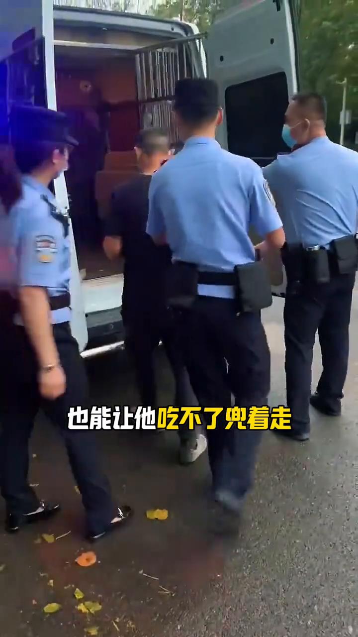男子街头上演"碰瓷"大戏，先躺后滚一气呵成，遇到碰瓷用这招轻松拿捏。大爷日常碰