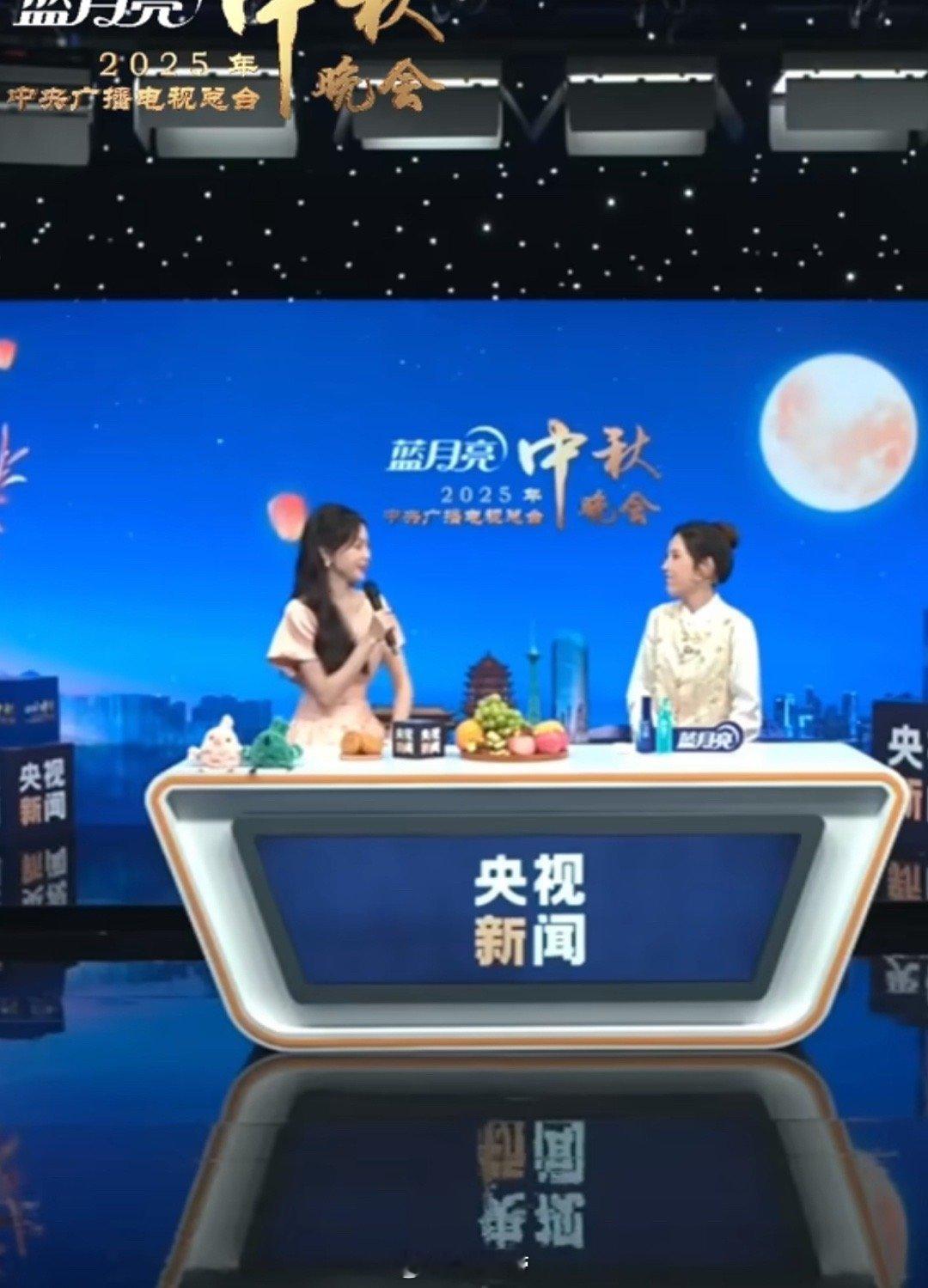 唐嫣获奖后首次出镜唐嫣视后身份亮相央视秋晚，粉色裙装尽显优雅，对比去年秋晚造型