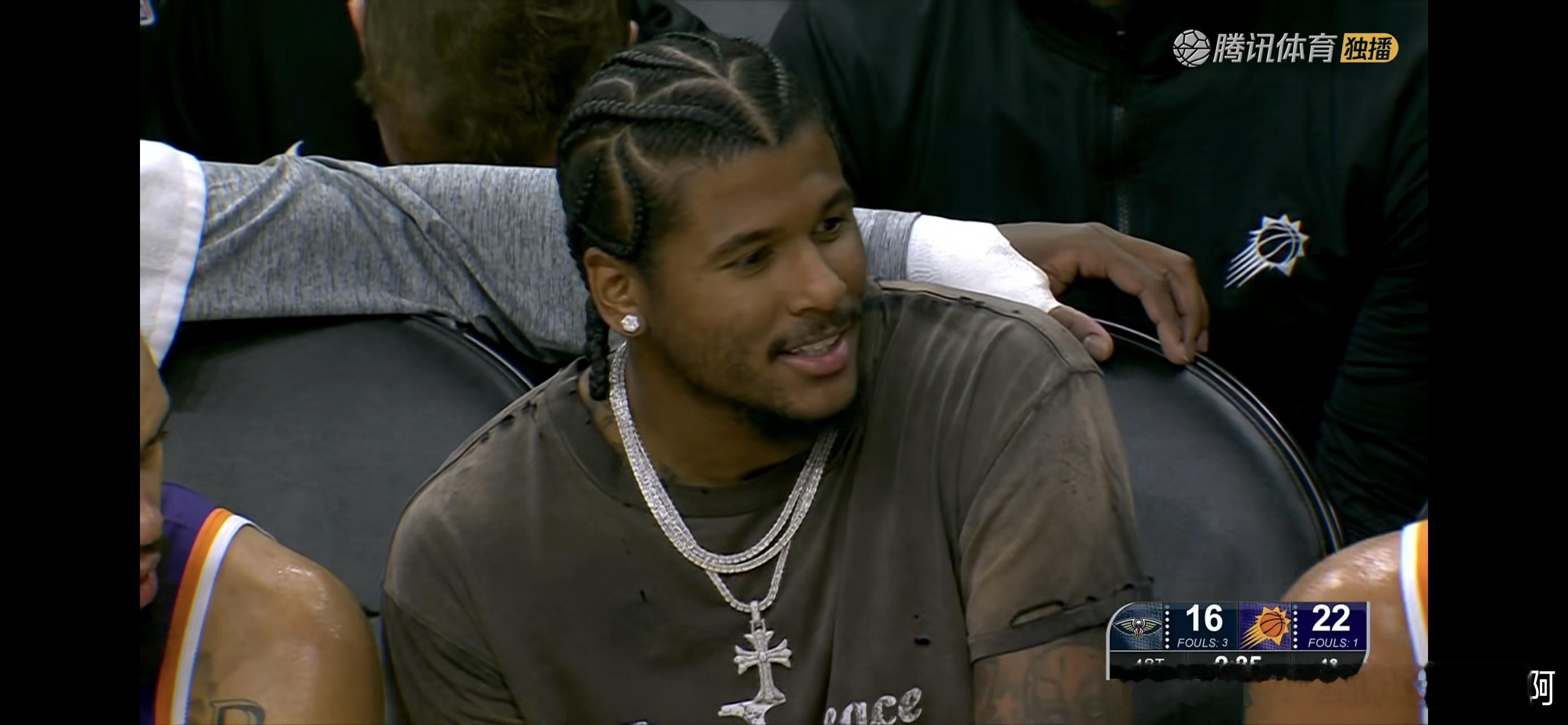 菲尼克斯太阳杰伦格林今儿坐替补席观赛，看着问题不大，还是很开心的​