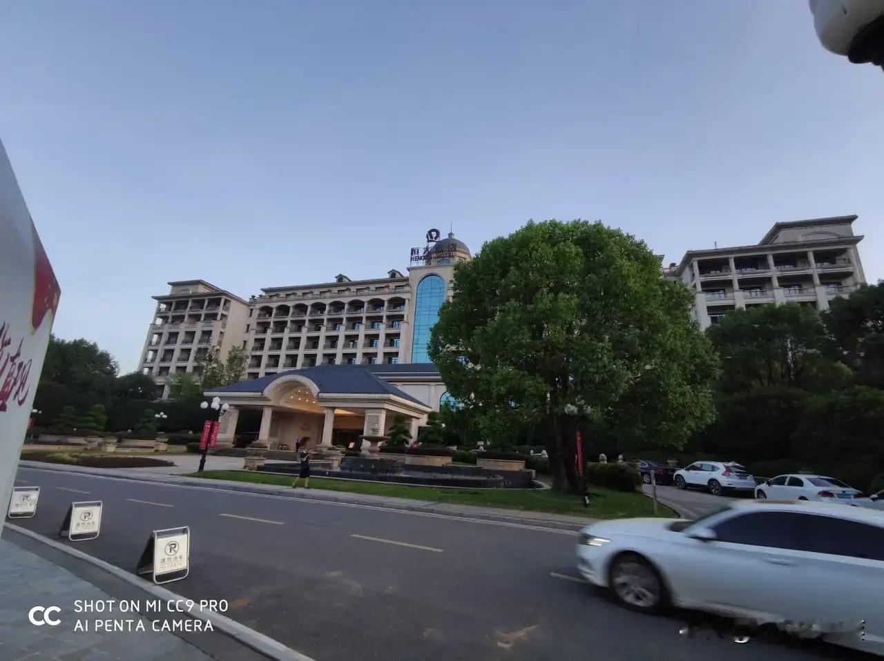 专家说退休了有两百万存款，有一套130平米的房、一万元的养老金，有一辆30万的车